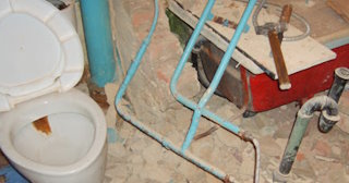 Профессиональный демонтаж перегородки ванной и туалета в Карталах - от 573 рублей